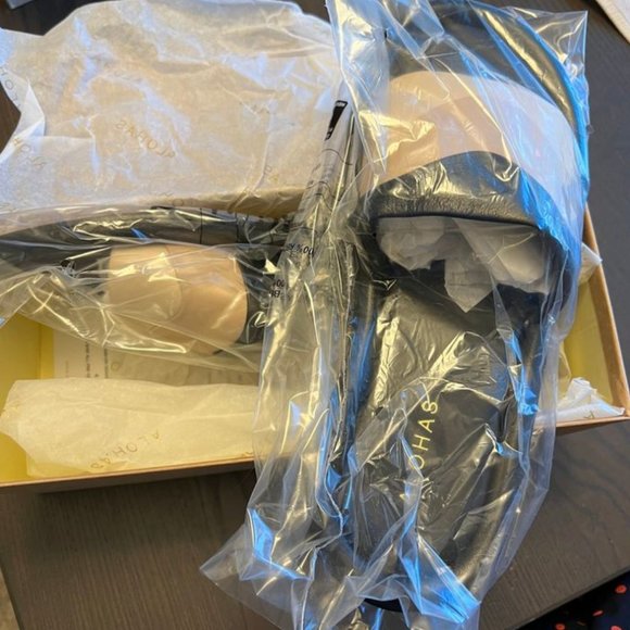 Alohas Sandals - Picture 2 of 4